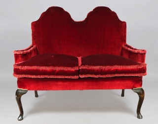 Lote 310: PEQUEÑO SOFA INGLES DE ESTILO QUEEN ANNE.  PEQUEÑO SOFA INGLES DE ESTILO QUEEN ANNE. 