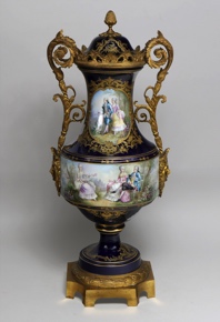 Lote 479: GRAN ANFORA DE PORCELANA FRANCESA DE SEVRES CON TAPA.  GRAN ANFORA DE PORCELANA FRANCESA DE SEVRES CON TAPA. 