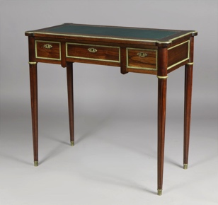Lote 276: PEQUEÑA MESA ESCRITORIO DE ESTILO FRANCES LUIS XVI.  PEQUEÑA MESA ESCRITORIO DE ESTILO FRANCES LUIS XVI. 