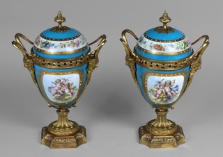 Lote 702: PAR DE ANFORAS DE PORCELANA FRANCESA DE SEVRES.  PAR DE ANFORAS DE PORCELANA FRANCESA DE SEVRES. 