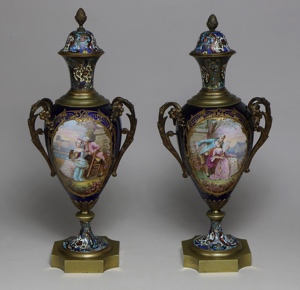 Lote 553: PAR DE ANFORAS DE PORCELANA FRANCESA Y BRONCE CLOISONNE.  PAR DE ANFORAS DE PORCELANA FRANCESA Y BRONCE CLOISONNE. 