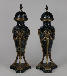Lote 538: PAR DE ANFORAS FRANCESAS DE MARMOL Y BRONCE CON TAPA.  PAR DE ANFORAS FRANCESAS DE MARMOL Y BRONCE CON TAPA. 