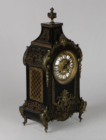 Lote 519: RELOJ FRANCES DE APOYO CON DECORACION ESTILO BOULLE.  RELOJ FRANCES DE APOYO CON DECORACION ESTILO BOULLE. 