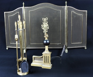 Lote 520: CONJUNTO DE BRONCE DORADO Y EMPAVONADO PARA CHIMENEA.  CONJUNTO DE BRONCE DORADO Y EMPAVONADO PARA CHIMENEA. 