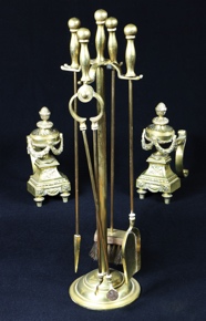 Lote 554: CONJUNTO DE BRONCE DORADO PARA CHIMENEA. CONJUNTO DE BRONCE DORADO PARA CHIMENEA.