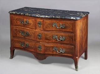 Lote 258: COMODA FRANCESA DE ESTILO LUIS XV.  COMODA FRANCESA DE ESTILO LUIS XV. 