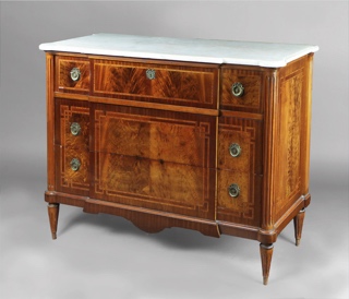 Lote 312: COMODA DE ESTILO FRANCES LUIS XVI.  COMODA DE ESTILO FRANCES LUIS XVI. 