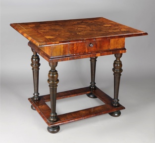 Lote 311: ANTIGUA MESA FLAMENCA  PARA CENTRO.  ANTIGUA MESA FLAMENCA  PARA CENTRO. 