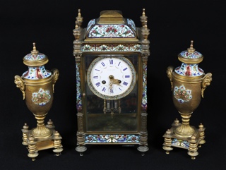 Lote 478: GARNITURE FRANCESA DE BRONCE Y ESMALTE.  GARNITURE FRANCESA DE BRONCE Y ESMALTE. 