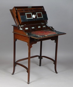Lote 242: PEQUEÑO ESCRITORIO INGLES DE CAMPAÑA.  PEQUEÑO ESCRITORIO INGLES DE CAMPAÑA. 