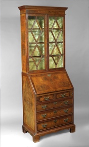 Lote 297: COMODA SECRETAIRE ESTILO INGLES CON VITRINA EN ALZADA.  COMODA SECRETAIRE ESTILO INGLES CON VITRINA EN ALZADA. 