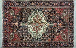 Lote 403: PEQUEÑA ALFOMBRA PERSA DE LANA TEJIDA A MANO.  PEQUEÑA ALFOMBRA PERSA DE LANA TEJIDA A MANO. 