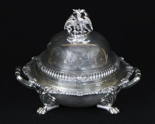 Lote 490: GUISERA DE PLATA INGLESA CON TAPA Y CALENTADOR.  GUISERA DE PLATA INGLESA CON TAPA Y CALENTADOR. 