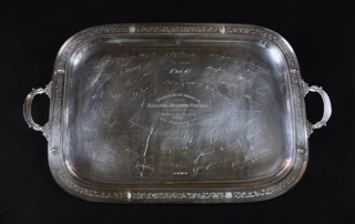 Lote 441: BANDEJA CONMEMORATIVA DE PLATA INGLESA SELLADA.  BANDEJA CONMEMORATIVA DE PLATA INGLESA SELLADA. 