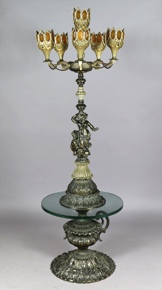 Lote 464: GRAN CANDELABRO MARROQUI CON MESA DE APOYO.  GRAN CANDELABRO MARROQUI CON MESA DE APOYO. 