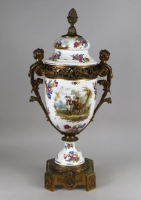 Lote 570: GRAN ANFORA DE PORCELANA EUROPEA CON TAPA.  GRAN ANFORA DE PORCELANA EUROPEA CON TAPA. 