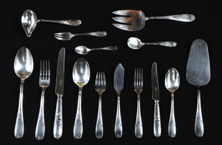 Lote 512: JUEGO DE CUBIERTOS DE METAL FRANCES PLATEADO.  JUEGO DE CUBIERTOS DE METAL FRANCES PLATEADO. 