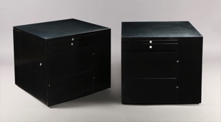 Lote 205: PAR DE MESAS BAJAS CUADRANGULARES DE DISEÑO MARCA TECNO.  PAR DE MESAS BAJAS CUADRANGULARES DE DISEÑO MARCA TECNO. 