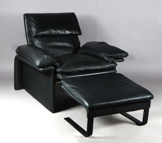 Lote 209: PAR DE SILLONES ITALIANOS RECLINABLES CON APOYAPIES. PAR DE SILLONES ITALIANOS RECLINABLES CON APOYAPIES.