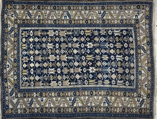 Lote 400: PEQUEÑA ALFOMBRA CAUCASICA DE LANA TEJIDA A MANO.  PEQUEÑA ALFOMBRA CAUCASICA DE LANA TEJIDA A MANO. 