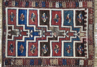 Lote 404: PEQUEÑA ALFOMBRA PERSA DE LANA TEJIDA A MANO.  PEQUEÑA ALFOMBRA PERSA DE LANA TEJIDA A MANO. 