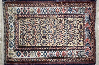 Lote 402: PEQUEÑA ALFOMBRA PERSA DE LANA TEJIDA A MANO.  PEQUEÑA ALFOMBRA PERSA DE LANA TEJIDA A MANO. 