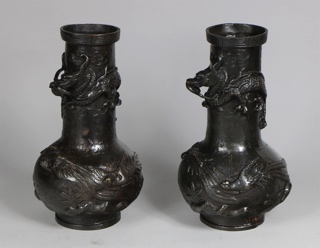 Lote 573: PAR DE ANTIGUOS VASOS JAPONESES DE BRONCE CINCELADO. PAR DE ANTIGUOS VASOS JAPONESES DE BRONCE CINCELADO.