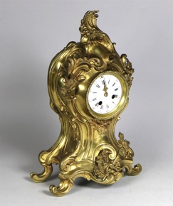 Lote 545: ANTIGUO RELOJ DE APOYO EN BRONCE FRANCES LUIS XV . ANTIGUO RELOJ DE APOYO EN BRONCE FRANCES LUIS XV .