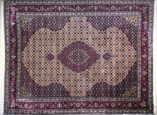 Lote 394: ALFOMBRA NACIONAL DE LANA TEJIDA A MANO.  ALFOMBRA NACIONAL DE LANA TEJIDA A MANO. 