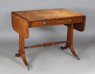 Lote 245: SOFA TABLE INGLESA DE ESTILO JORGE IV. SOFA TABLE INGLESA DE ESTILO JORGE IV.