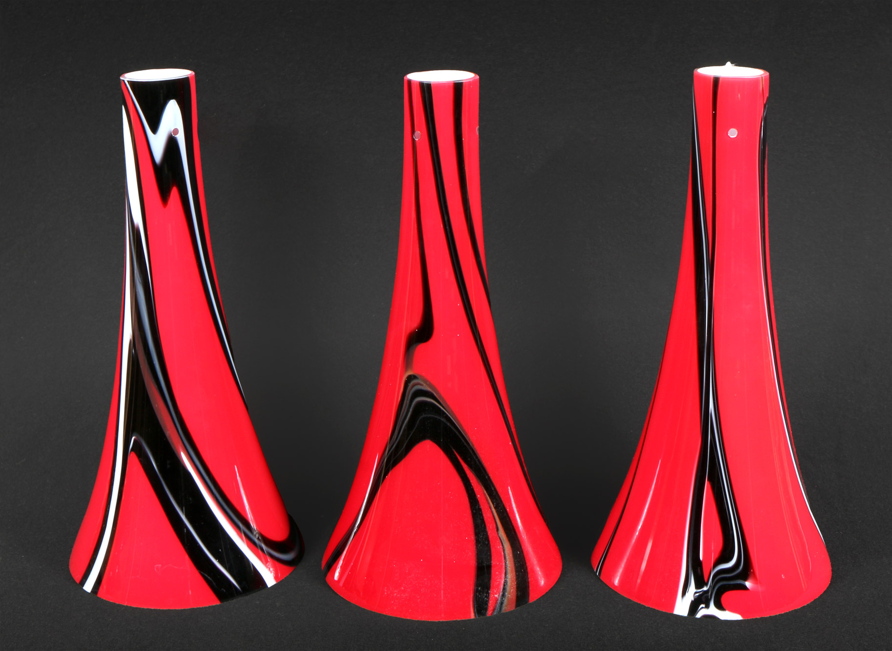  TRES TULIPAS DE VIDRIO ARTISTICO EN FORMA DE CONO. 