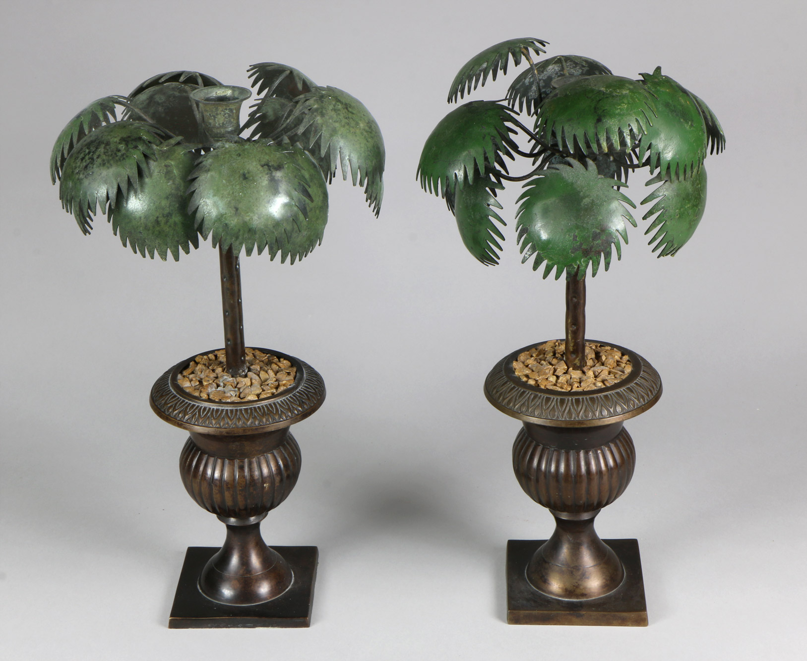  PAR DE CURIOSOS CANDELEROS EN FORMA DE PALMERA. 