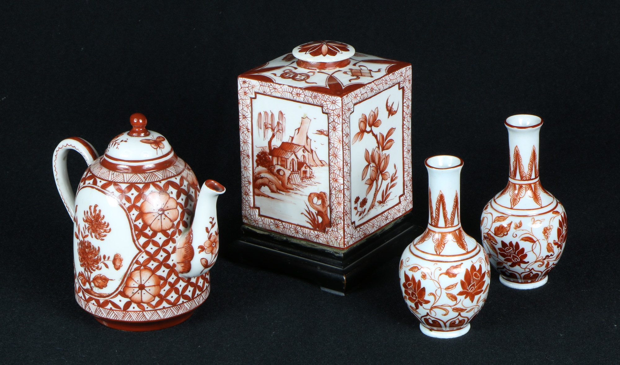  CUATRO PIEZAS DE PORCELANA JAPONESA DE KUTANI. 