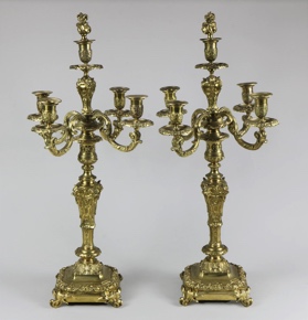 Lote 471: PAR DE GRANDES CANDELABROS EUROPEOS DE BRONCE CINCELADO.  PAR DE GRANDES CANDELABROS EUROPEOS DE BRONCE CINCELADO. 