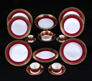 Lote 426: JUEGO DE PORCELANA FRANCESA LIMOGES PARA MESA. JUEGO DE PORCELANA FRANCESA LIMOGES PARA MESA.