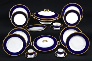 Lote 486: JUEGO DE PORCELANA FRANCESA LIMOGES PARA MESA. JUEGO DE PORCELANA FRANCESA LIMOGES PARA MESA.