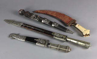 Lotes 464, 462, 463 y 465: 
																		ANTIGUO FACON RIOPLATENSE DE FINES DEL SIGLO XIX. 
																		ANTIGUO FACON PICASSO DEL SIGLO XIX. 
																		ANTIGUO PUÑAL DE HIGHLANDER ESCOCES SIGLO XIX. 
																		ANTIGUA JAMBIA CON PUÑAL ISLAMICA. 