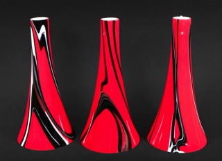 Lote 709: TRES TULIPAS DE VIDRIO ARTISTICO EN FORMA DE CONO.  TRES TULIPAS DE VIDRIO ARTISTICO EN FORMA DE CONO. 
