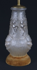 Lote 541: LAMPARA CON VASO DE VIDRIO ARTISTICO.  LAMPARA CON VASO DE VIDRIO ARTISTICO. 