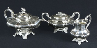 Lote 466: TETERA, AZUCARERA Y LECHERA DE PLATA INGLESA SELLADA.  TETERA, AZUCARERA Y LECHERA DE PLATA INGLESA SELLADA. 