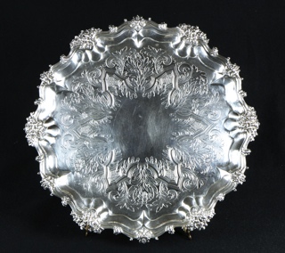 Lote 424: ANTIGUA BANDEJA CIRCULAR DE PLATA INGLESA SELLADA.  ANTIGUA BANDEJA CIRCULAR DE PLATA INGLESA SELLADA. 