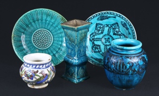 Lotes 606, 607, 609 y 608: 
																		ANTIGUO VASO DE ALTAR CHINO DE ALFARERIA ESMALTADA. 
																		PEQUEÑO VASO PERSA DE ALFARERIA ESMALTADA. 
																		ANTIGUO PEQUEÑO VASO PERSA DE ALFARERIA ESMALTADA. 
																		DOS ANTIGUOS PLATOS PERSAS DE ALFARERIA ESMALTADA. 