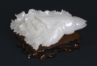 Lote 650: PEQUEÑA ESCULTURA 'BOK CHOY' DE JADE BLANCO ESCULPIDO.  PEQUEÑA ESCULTURA 'BOK CHOY' DE JADE BLANCO ESCULPIDO. 