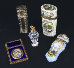 Lotes 420, 422, 419, 423: 
																		ANTIGUO PERFUMERO FRANCES DE CRISTAL Y ORO.
																		ANTIGUO PERFUMERO CON ESTUCHE VENECIANO DE PORCELANA.
																		ANTIGUO TARJETERO FRANCES DE ORO Y ESMALTE. 
																		ANTIGUO PERFUMERO ITALIANO DE CRISTAL DE ROCA.