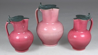 Lote 448: TRES GRANDES JARRAS HUNGARAS DE CERAMICA ZSOLNAY CON TAPA.  TRES GRANDES JARRAS HUNGARAS DE CERAMICA ZSOLNAY CON TAPA. 