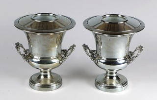 Lote 551: PAR DE FRAPERAS DE METAL PLATEADO CON TAPA.  PAR DE FRAPERAS DE METAL PLATEADO CON TAPA. 