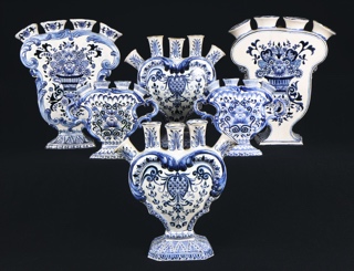 Lote 552: SEIS TULIPANEROS DE CERAMICA HOLANDESA ESMALTADA. SEIS TULIPANEROS DE CERAMICA HOLANDESA ESMALTADA.