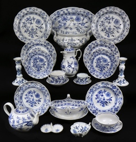 Lote 449: CONJUNTO DE PORCELANA PARA MESA MODELO ONION.  CONJUNTO DE PORCELANA PARA MESA MODELO ONION. 