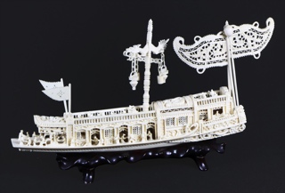 Lote 543: BARCA CHINA DE MARFIL TALLADO Y CALADO.  BARCA CHINA DE MARFIL TALLADO Y CALADO. 