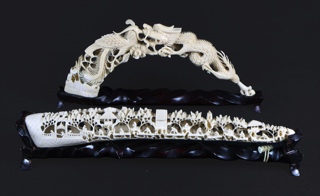 Lotes 545 y 544: 
																		COLMILLO CHINO DE MARFIL TALLADO Y CALADO.
																		COLMILLO CHINO DE MARFIL TALLADO Y CALADO. 